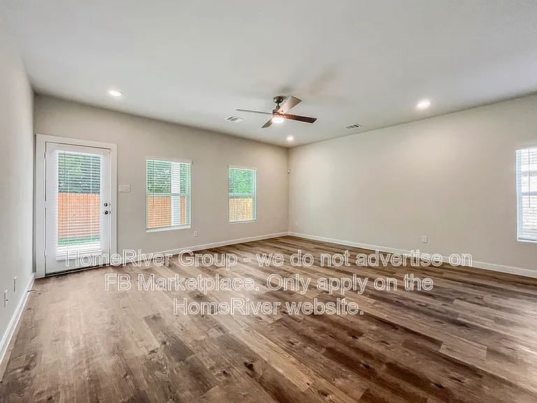 454 Suffolk Dr — Photo 2