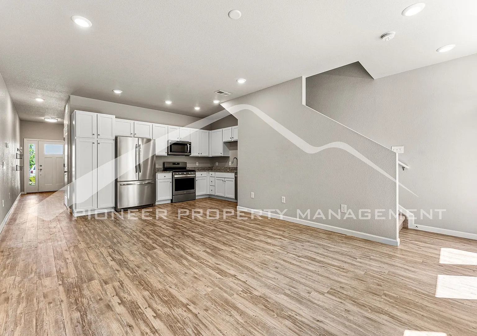 Beautiful Townhome with Attached Garage and Central A/C — Photo 4