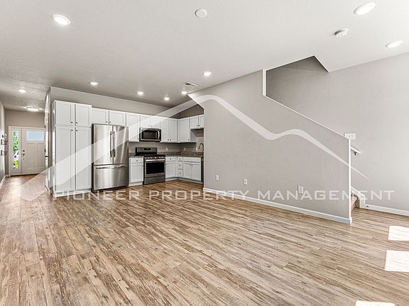 4th image of 1152 Oak St