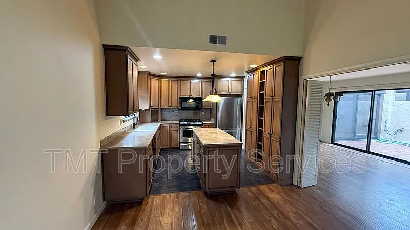 3 bed, 2.0 bath, 1579 sqft, $3,900 — Photo 2