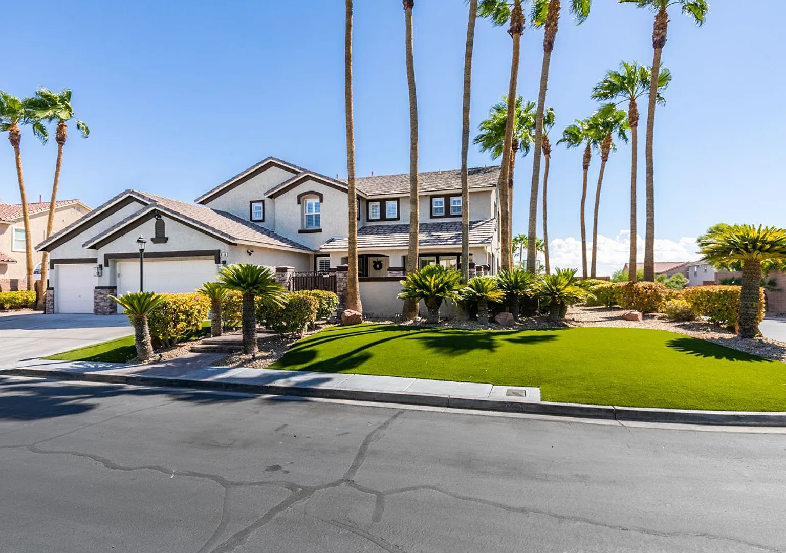 Luxury Home in Lone Mountain Classics — Photo 3