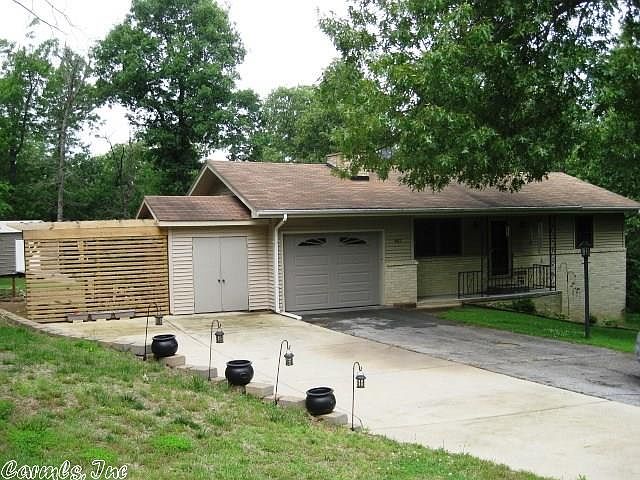 1st image of 807 Pony Ln