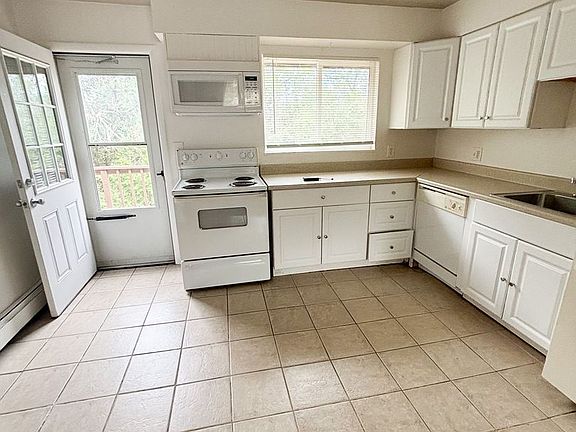 2nd image of 2919 Sage St APT 4