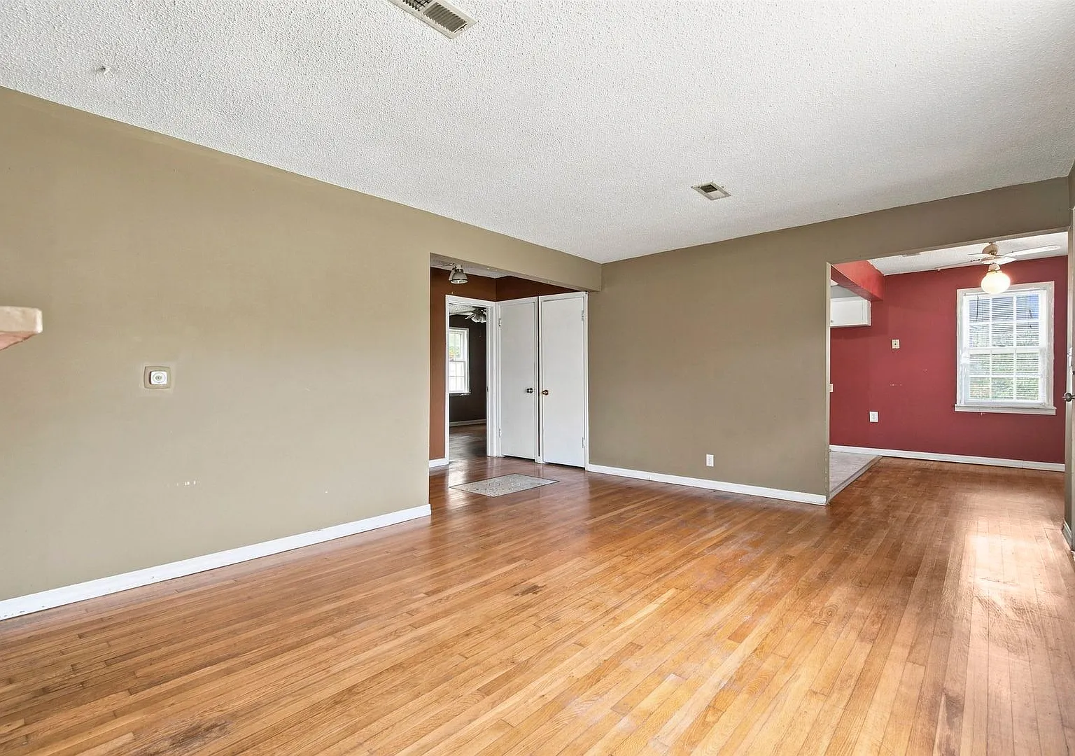 3 bedroom | 1 bathroom | 1 car garage | Close to campuses & Rountree | Pets welcome! — Photo 4