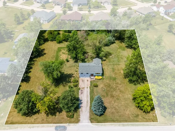 4808 Sunset Dr SW, Cedar Rapids, IA 52404
