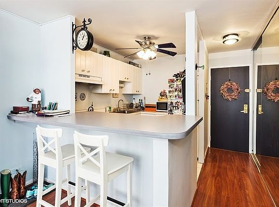 5th image of 3930 N Pine Grove Ave APT 706
