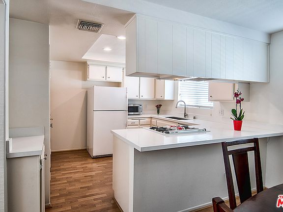 5th image of 18550 Hatteras St Unit 30
