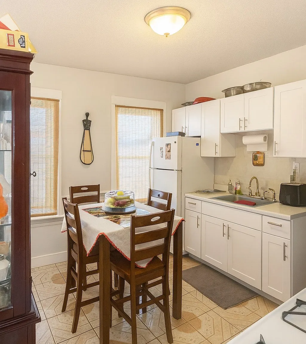 3 bed, 9999 sqft, $2,350 — Photo 3