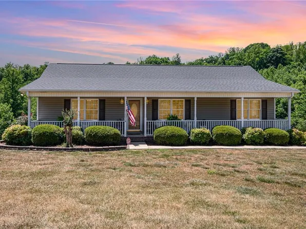 1185 Echo Valley Dr, Walnut Cove, NC 27052