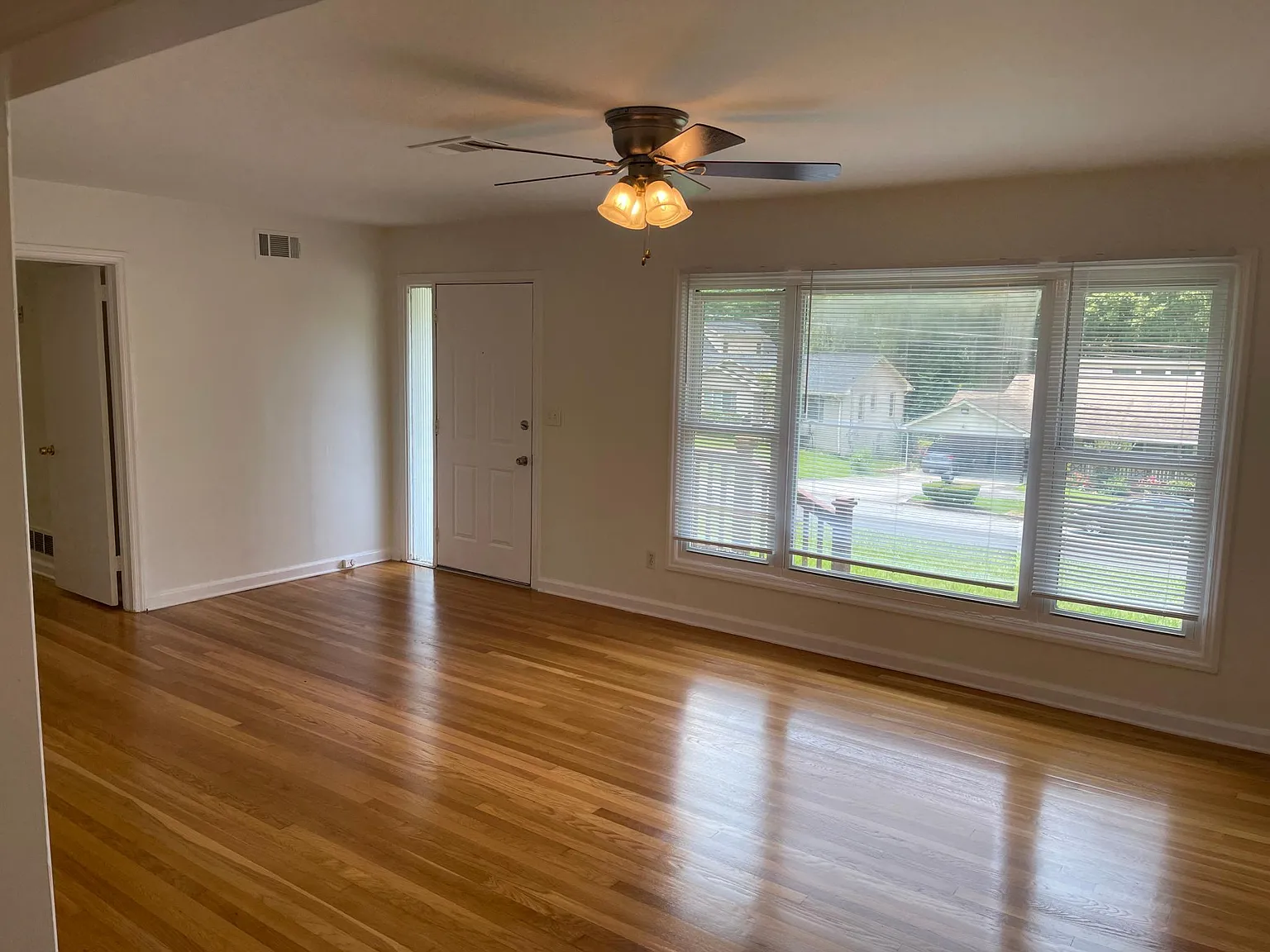 4 bed, 2.5 bath, 3500 sqft, $4,000 — Photo 2