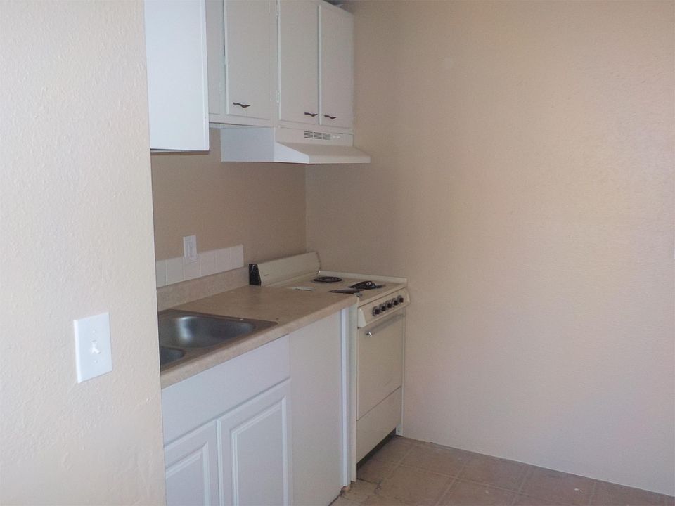 1st image of 2411 S 6th Ave APT 3