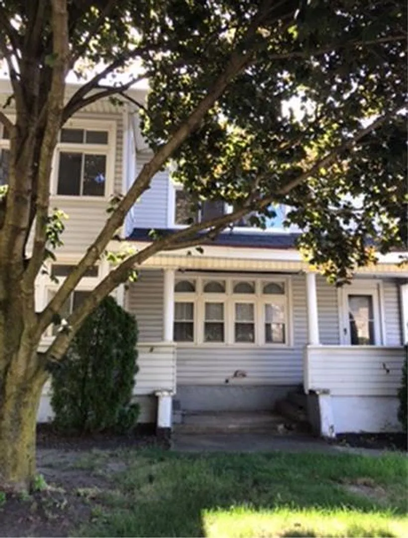 814 Highland — Photo 1
