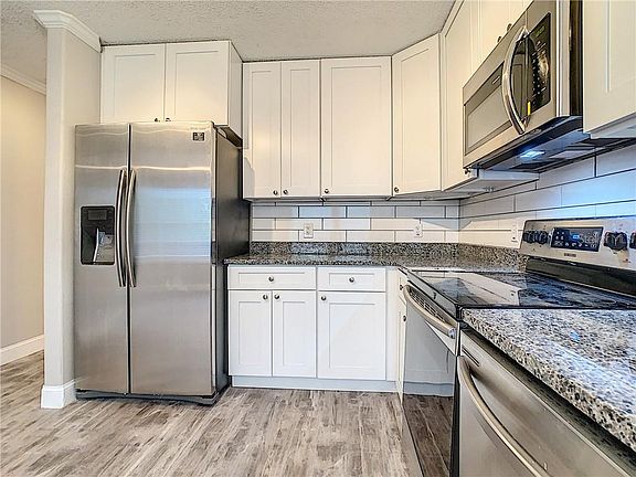 4th image of 969 James Ave S