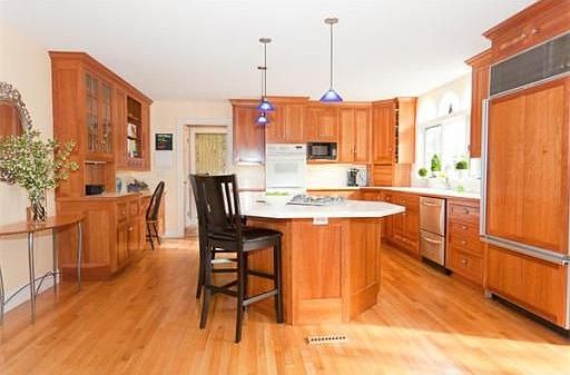 Bright Sun-Filled Eat-in-Kitchen w/Expansive Island