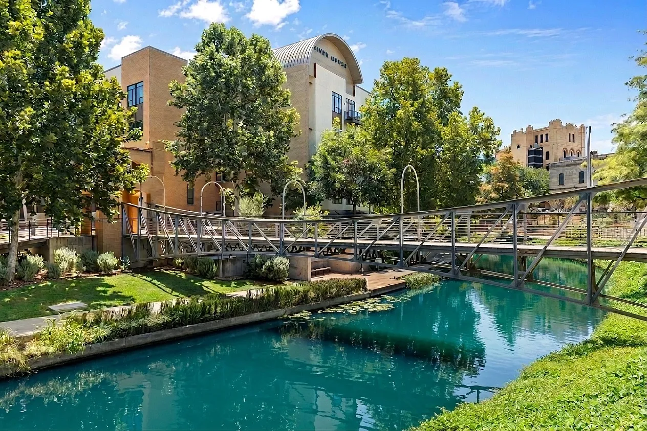 River House — Photo 1