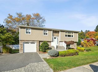 57 Barry Ln, Syosset, NY 11791
