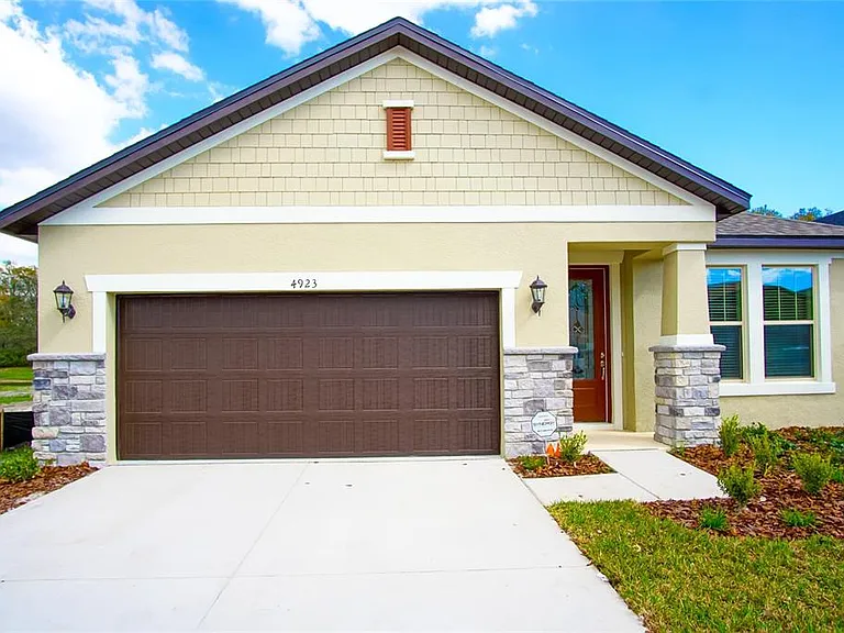 4923 Rolling Green Dr — Photo 2