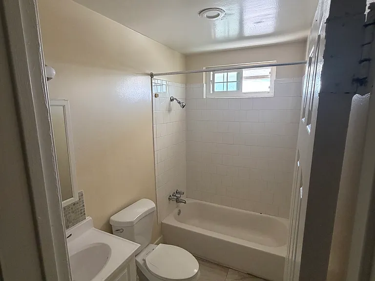 11002 S Grevillea Ave #9 — Photo 2