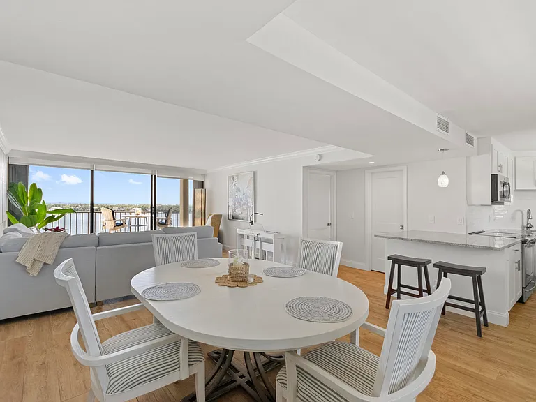 130 Lakeshore Dr #923 — Photo 11