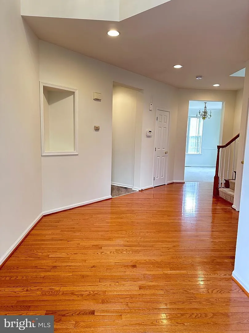 5 bed, 3.5 bath, 2567 sqft, $3,950 — Photo 2