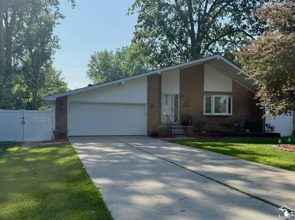 24860 Woodland Dr, Brownstown, MI 48134