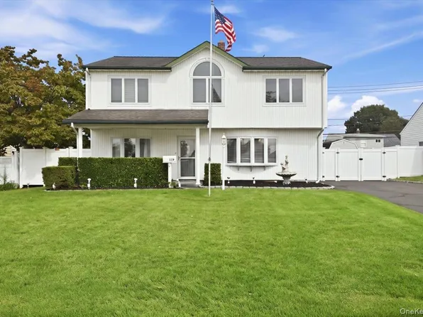 119 Periwinkle Road, Levittown, NY 11756