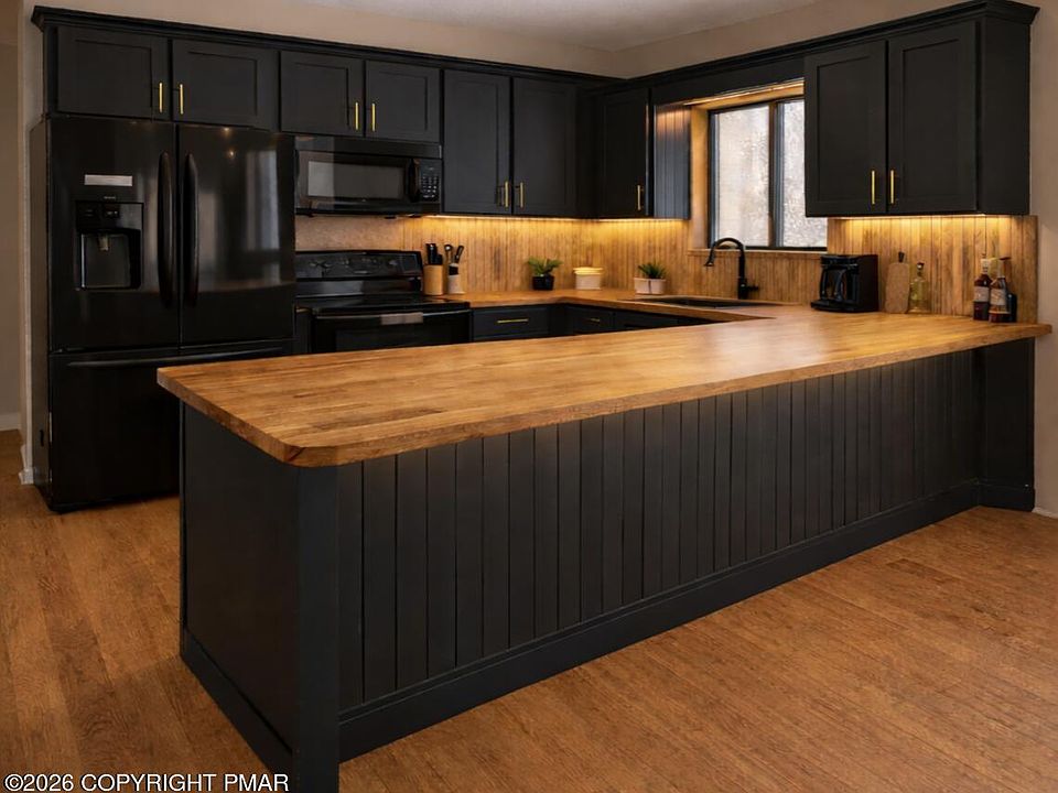 1st image of 8 Louis Ln