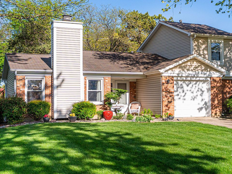 1st image of 221 Pebble Creek Dr