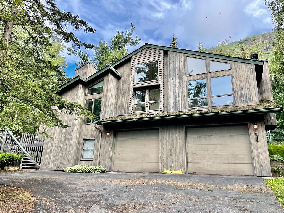 Front of house with driveway and 2 car garage