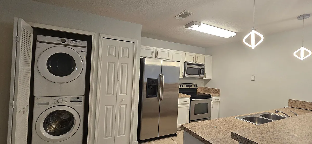 Building Photo - 6915 Ortega Woods Dr #11