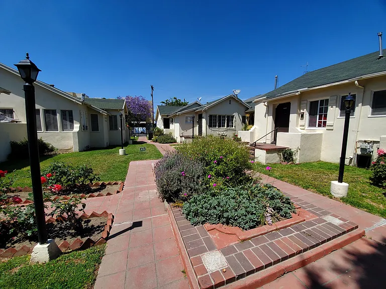 950 1/2 N Serrano Ave — Photo 10