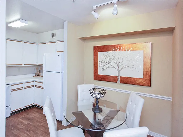 Riverside Park Apartments — Photo 10