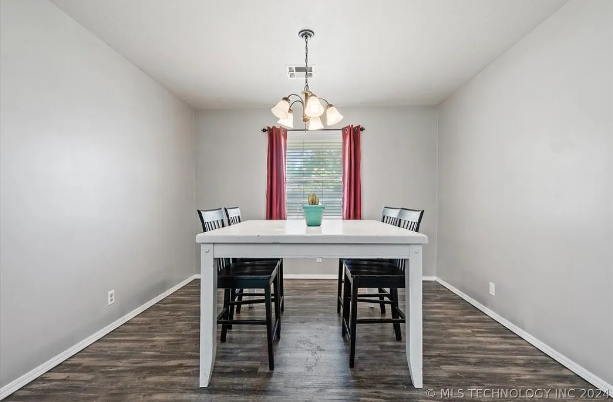 3 bed, 2200 sqft, $2,000 — Photo 2