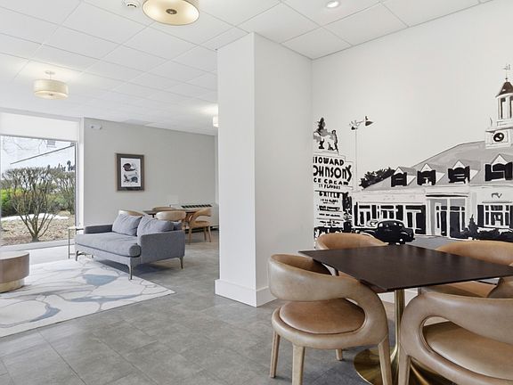4th image of 893 Farmington Ave APT 2F
