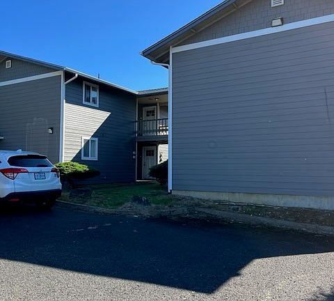 2nd image of 130 NE San Bayo Cir