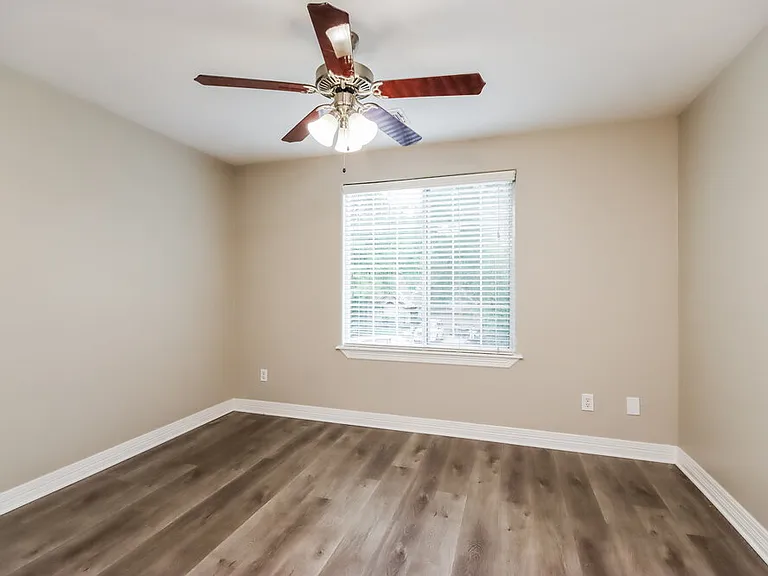 409 Robinwood Dr — Photo 12