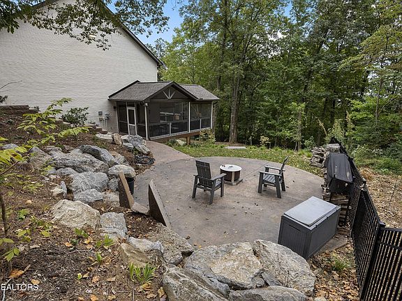 4th image of 5316 Beverly Oaks Dr