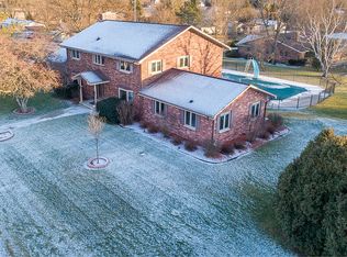 301 Ahrens Dr, Mukwonago, WI 53149