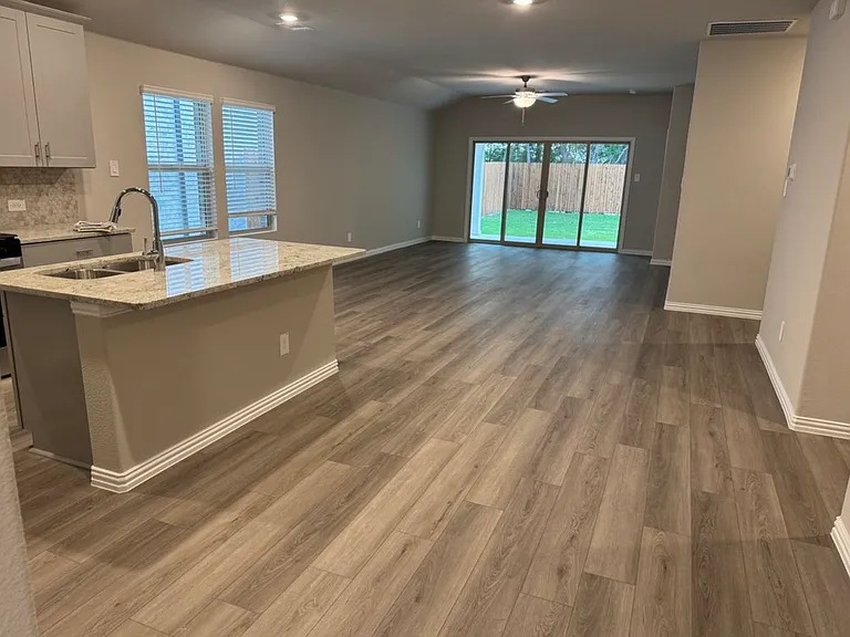 911 Elijah Ln — Photo 2