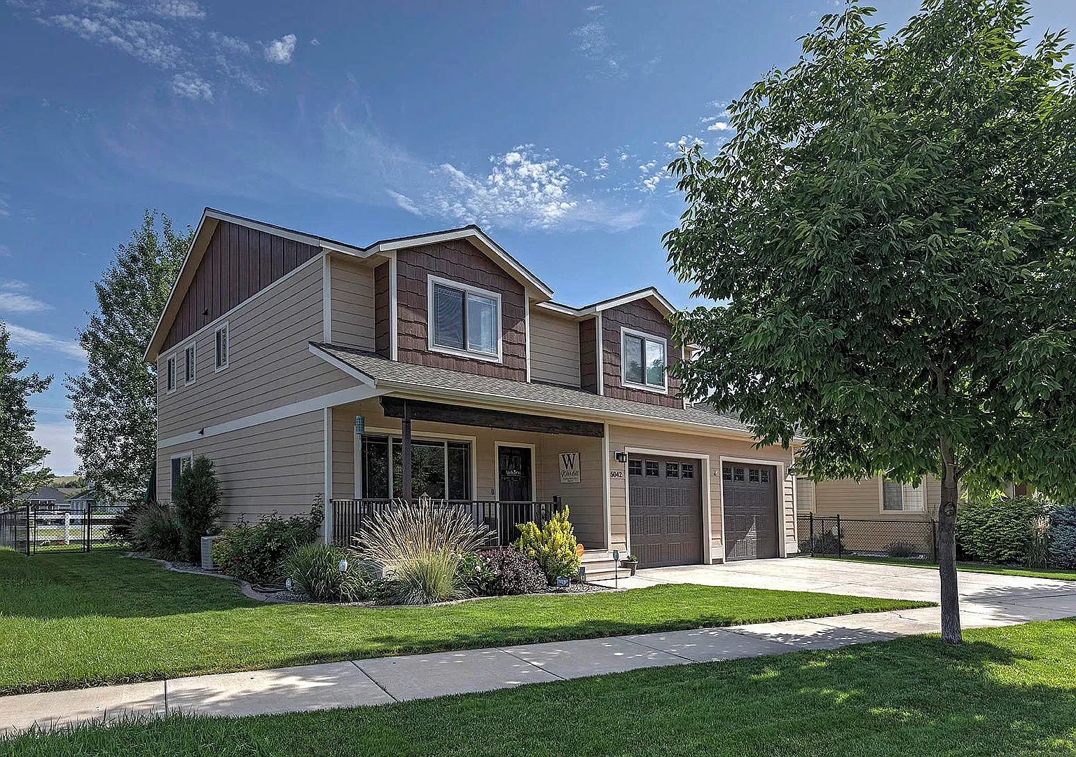 4 bed, 2.5 bath, 2160 sqft, $3,300 — Photo 2