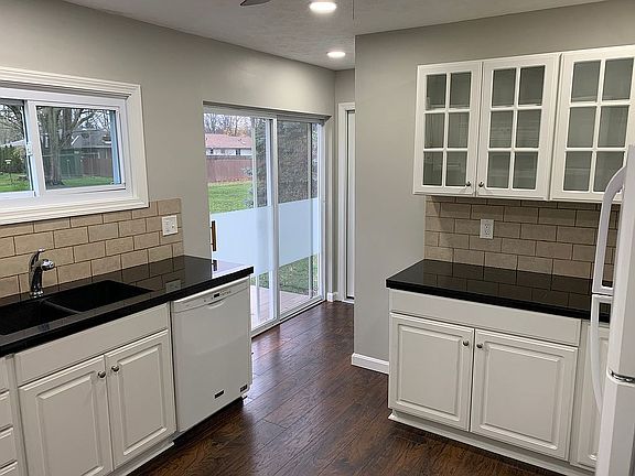 3rd image of 39569 Carol Ln