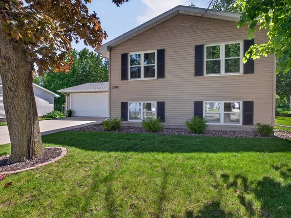 208 23rd St NW, Waverly, IA 50677