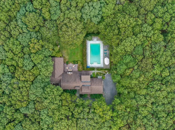 11 Path End Ct, Water Mill, NY 11976