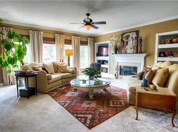 3rd image of 3013 Oxford Glen Dr