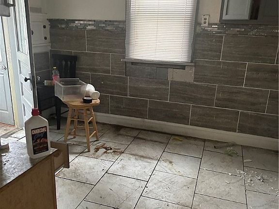 3rd image of 11222 Glenboro Dr