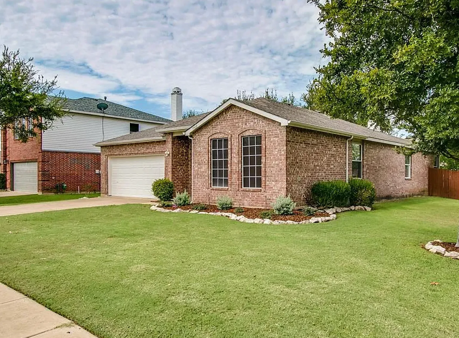 3 bed, 2136 sqft, $2,200 — Photo 2