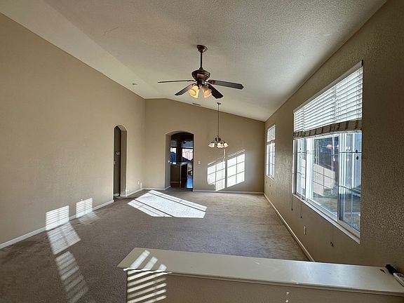 3rd image of 861 Tulare Dr