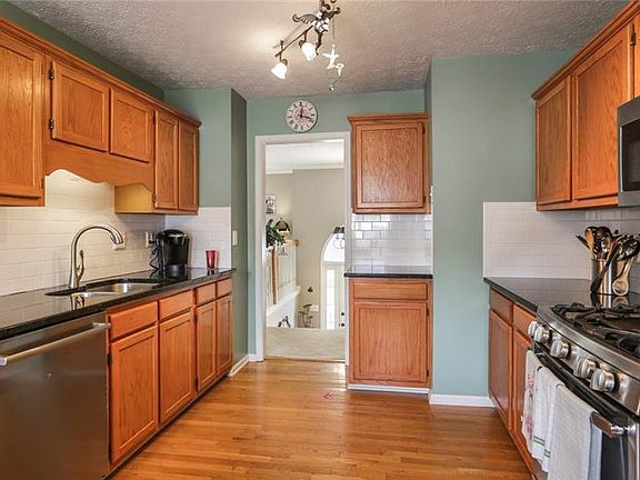 4th image of 3038 Lexington Ave