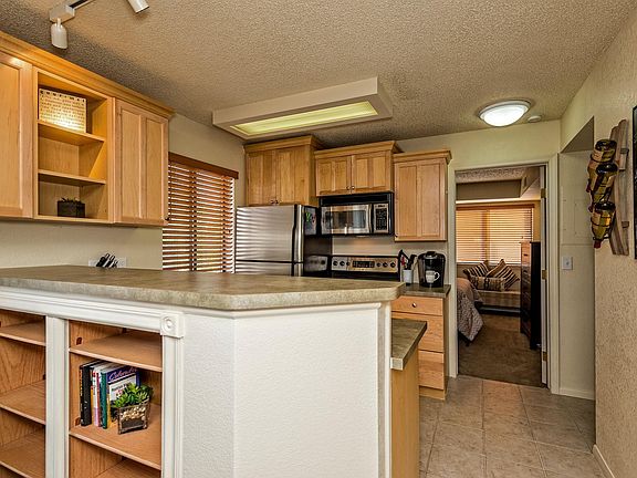 Kitchen has Granite counters and SS appliances