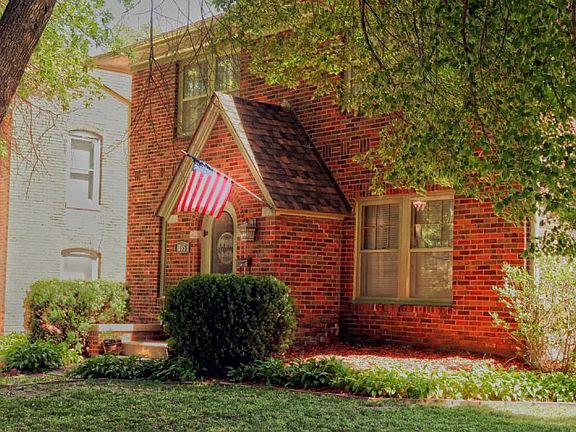 3rd image of 305 W Clarinda Ave